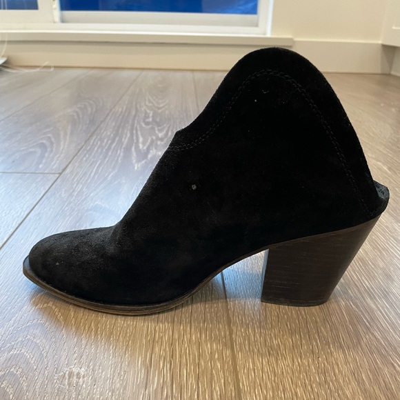 Black suede Chinese Laundry heeled mules - Picture 5 of 10